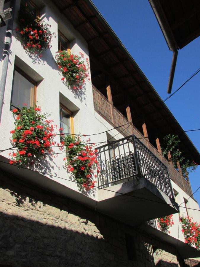 Home With The Veranda Veliko Tŭrnovo Exterior photo